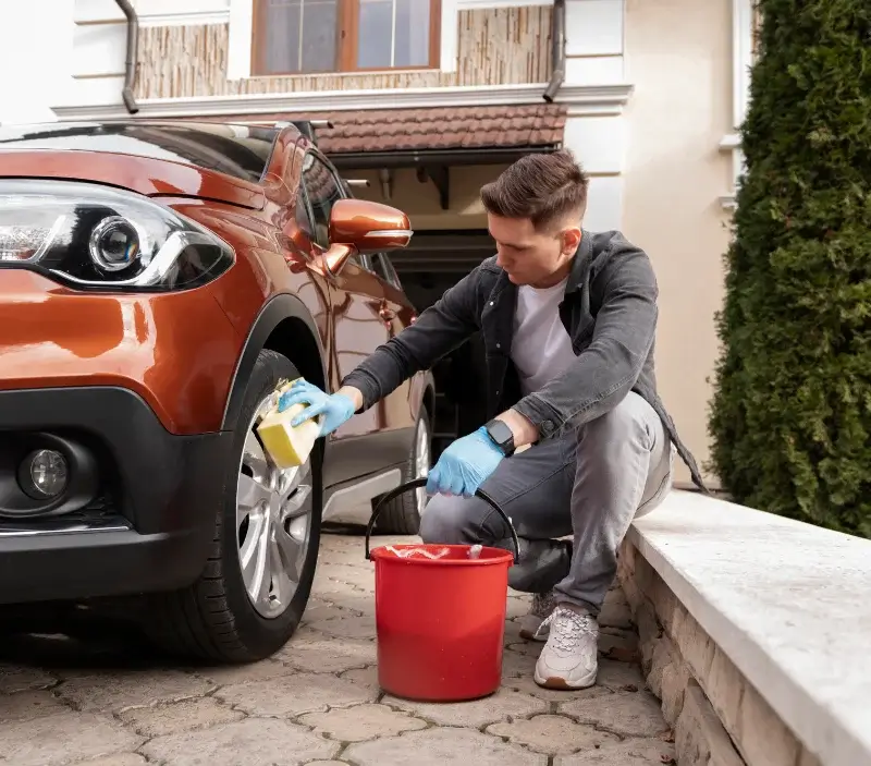 Lavage auto à domicile Sainte-Léocadie : professionnel intervenant sur un véhicule